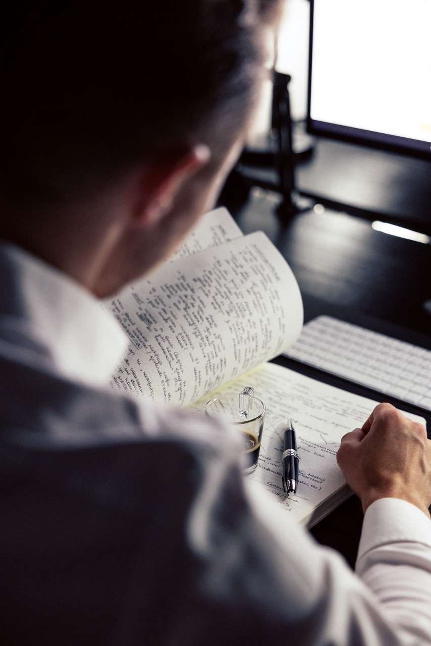 Sebastian Klein, Geschäftsführer von Martin&Klein, mit einem Notizbuch und einem Montblanc Stift