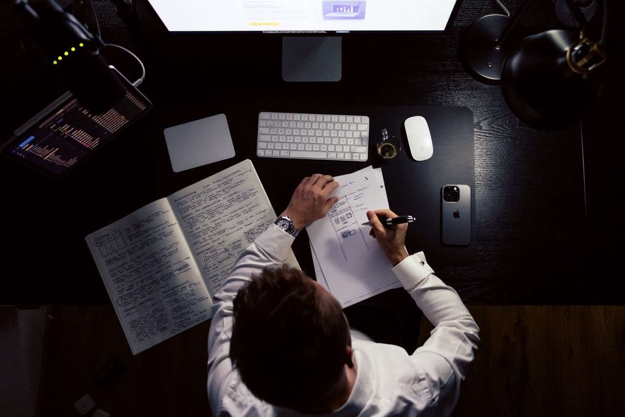 Schreibtisch im modernen Büro mit Geschäftsführer Sebastian Klein