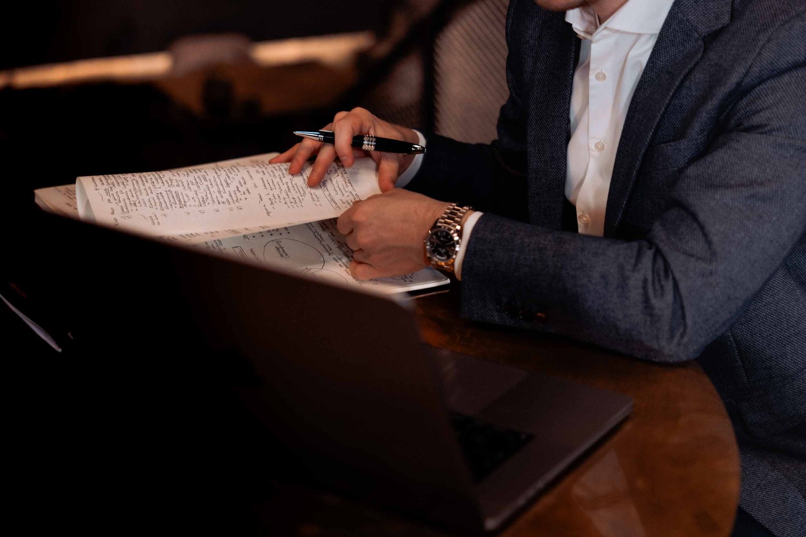 Sebastian Klein, Geschäftsführer von Martin&Klein, schreibt mit in seinen Block