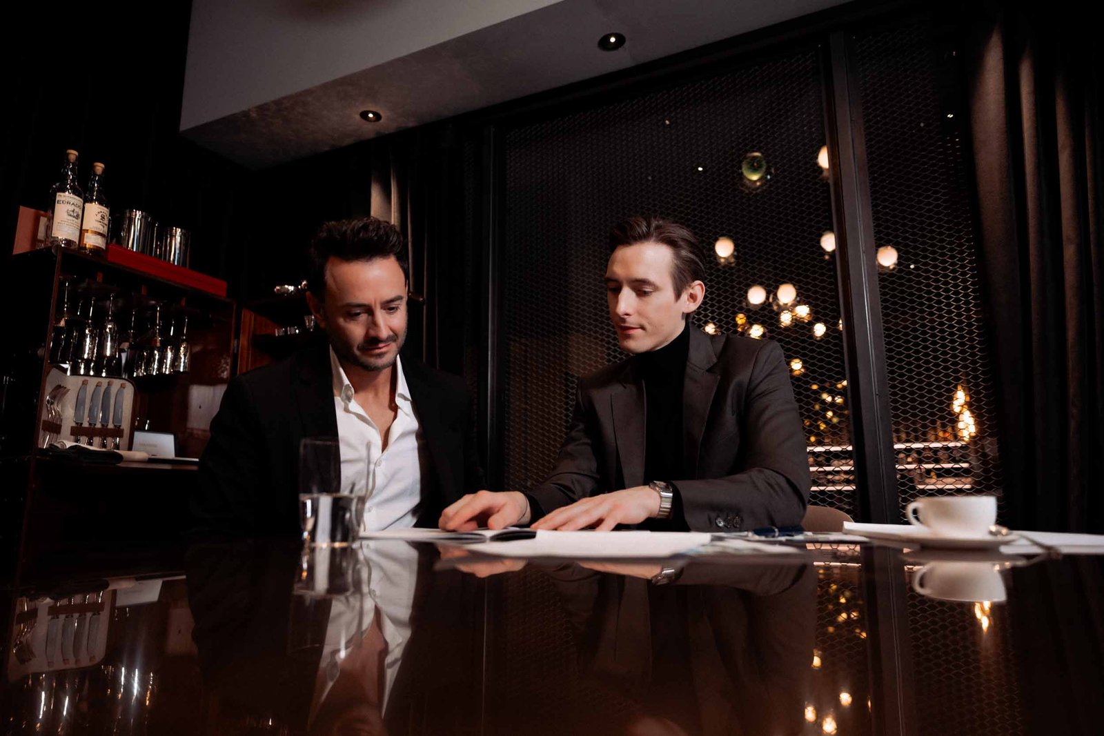 Christoph Martin, Geschäftsführer von Martin&Klein, einer Branding-Agentur aus Salzburg, Österreich, erklärt einem Kunden eine neue Strategie