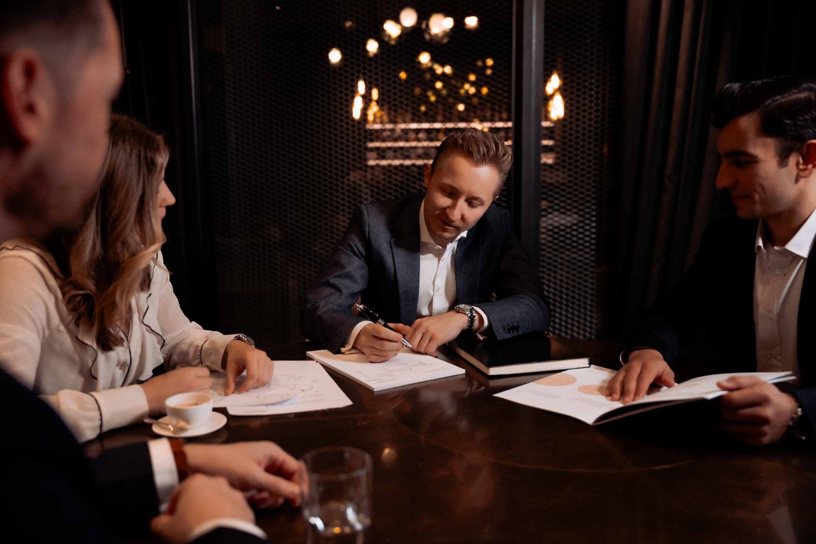 Sebastian Klein, Geschäftsführer von Martin&Klein, erklärt neue Strategien seinen Kunden in professioneller Atmosphäre