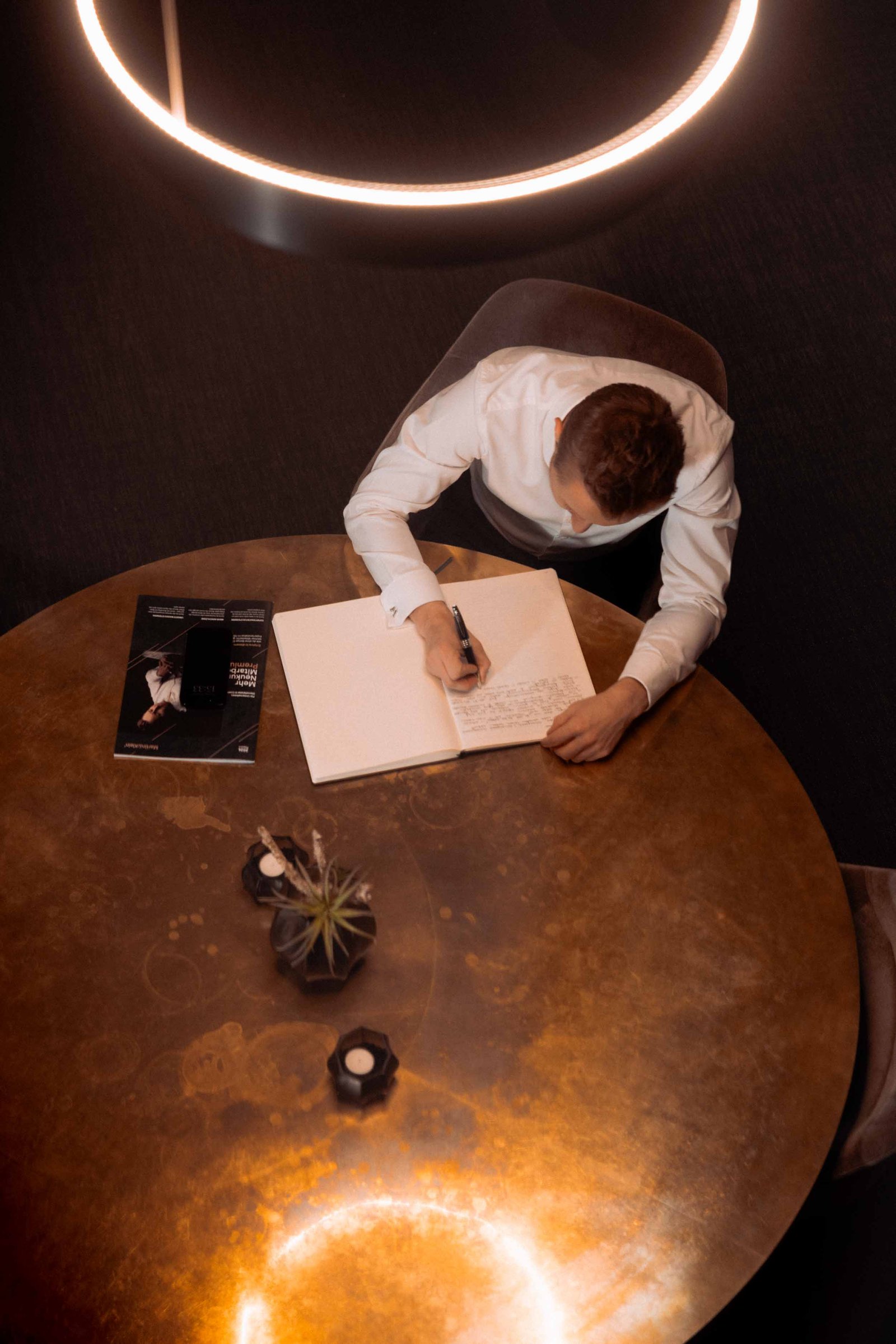 Sebastian Klein mit Notizbuch - Geschäftsführer von Martin&Klein Branding-Agentur